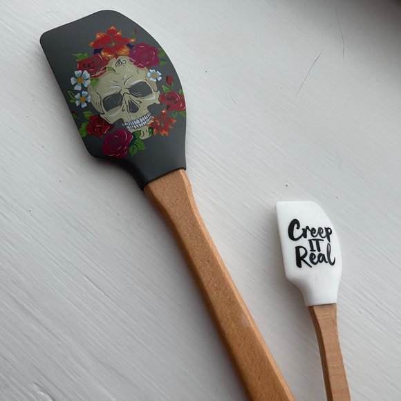 New Creep It Real and Skull Set of 2 Silicone Spatulas the Bake Shop - Picture 6 of 10